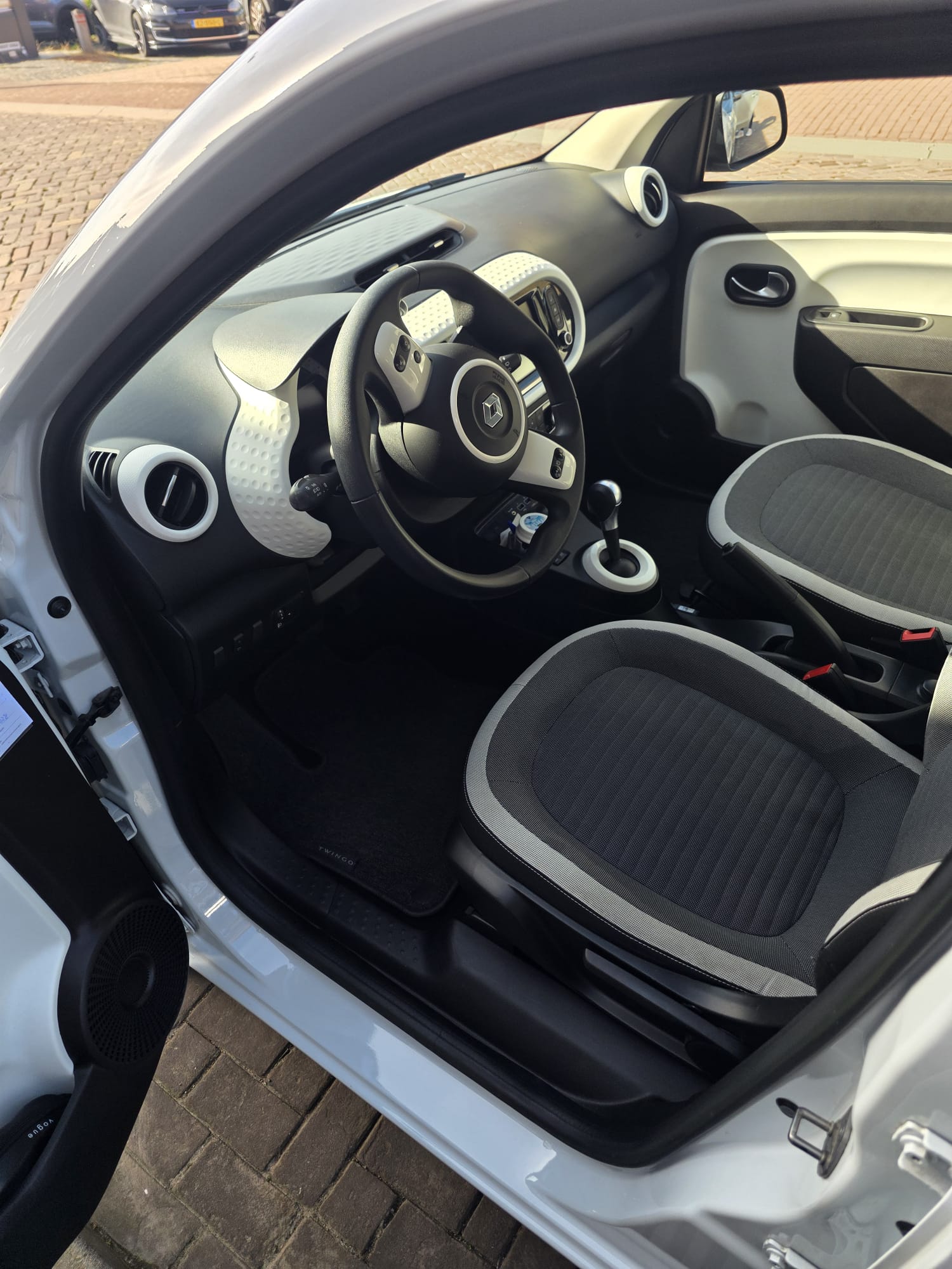 Renault Twingo na behandeling — interieur