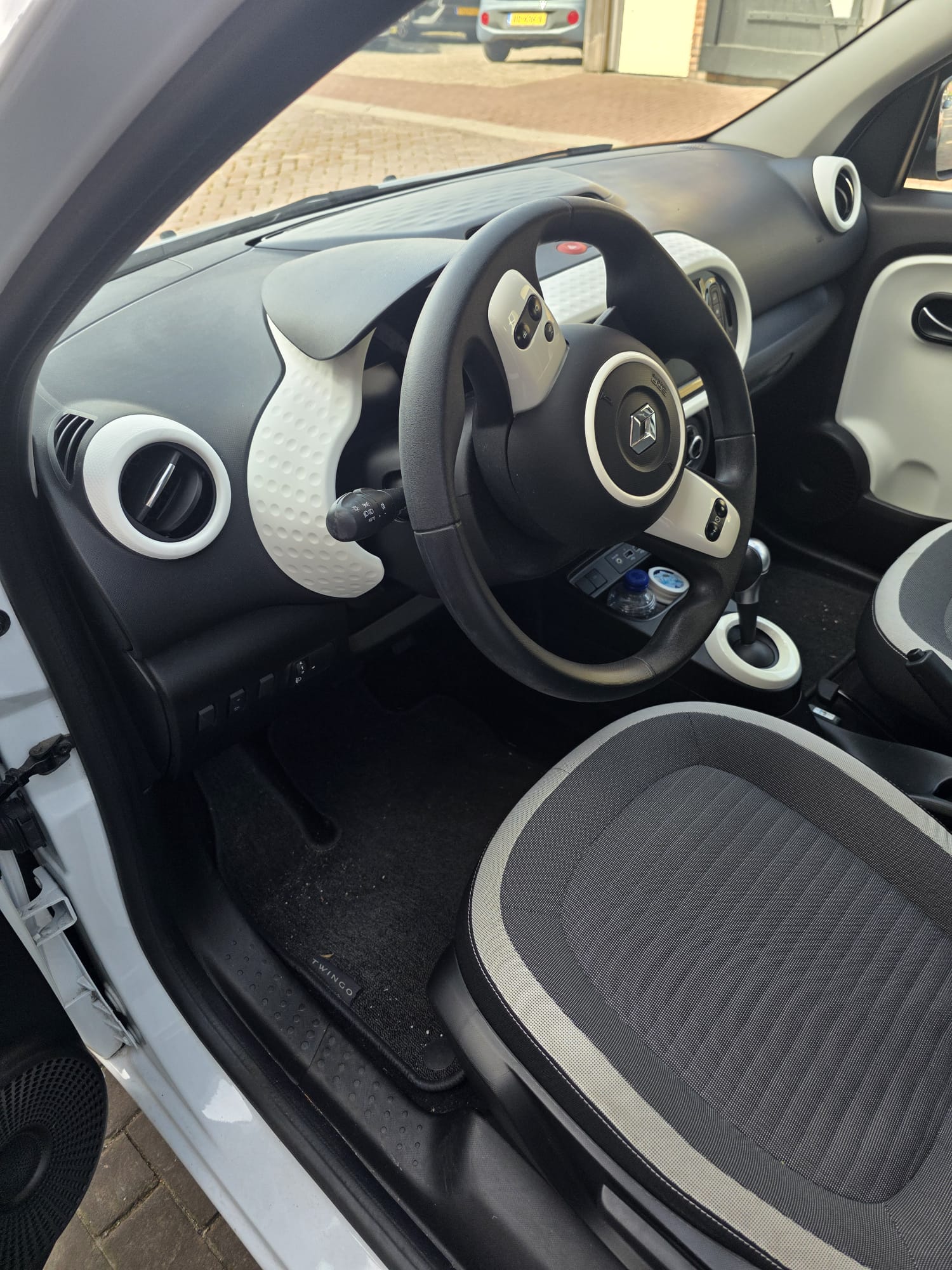 Renault Twingo voor behandeling — interieur